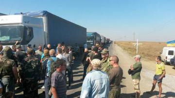 Водитель фуры пытался протаранить «живую блокаду» Крыма (ФОТО)