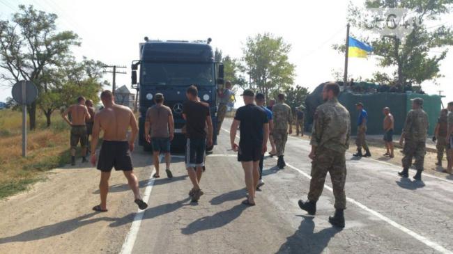 Водитель фуры пытался протаранить «живую блокаду» Крыма (ФОТО)
