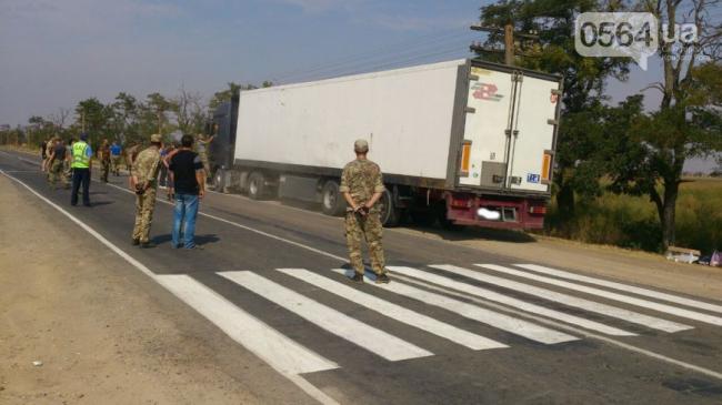 Водитель фуры пытался протаранить «живую блокаду» Крыма (ФОТО)