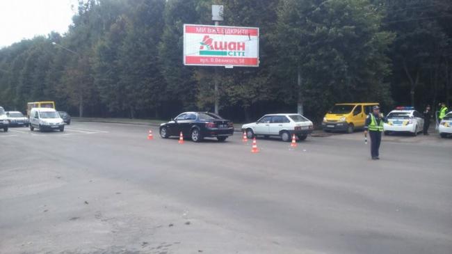 Во Львове военный автомобиль BMW сбил девушку (ФОТО)