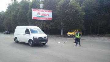 Во Львове военный автомобиль BMW сбил девушку (ФОТО)