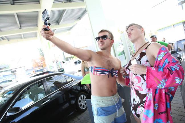 Чего не сделаешь ради скидки. Киевляне разделись, чтобы получить бесплатное топливо (ФОТО) 