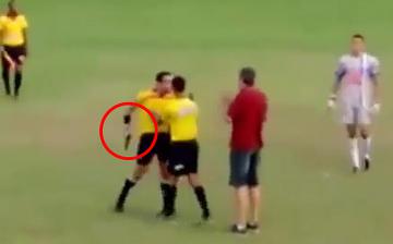 Во время футбольного матча в Бразилии судья достал пистолет (ВИДЕО)