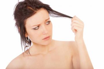 Трихологи раскрыли причину женского выпадения волос
