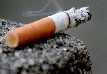 В Париже вводят жесткие санкции против курильщиков