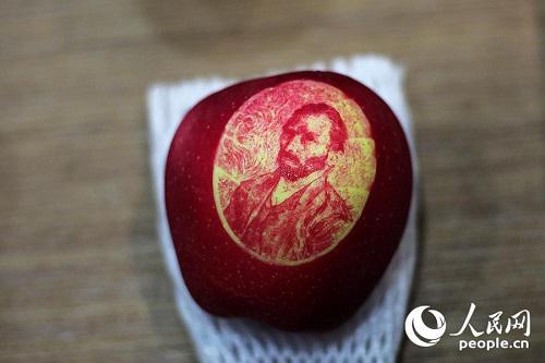 В Китае представили удивительные картины на яблоках (ФОТО)