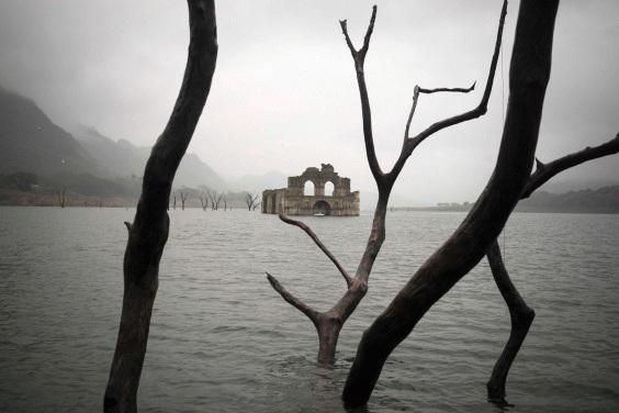 В Мексике над поверхностью водоема появился затонувший старинный храм  (ФОТО)