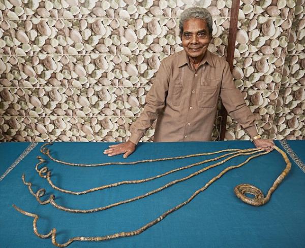 Житель Индии более 60 лет не стриг ногти, чтобы попасть в Книгу рекордов Гиннесса (ВИДЕО)