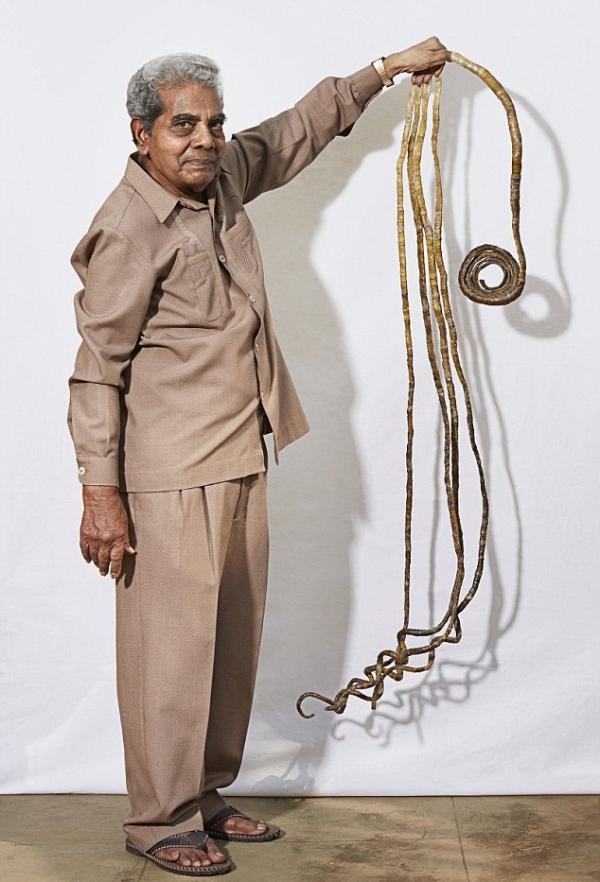 Житель Индии более 60 лет не стриг ногти, чтобы попасть в Книгу рекордов Гиннесса (ВИДЕО)