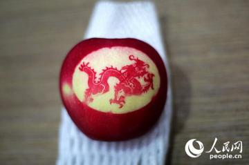 В Китае представили удивительные картины на яблоках (ФОТО)