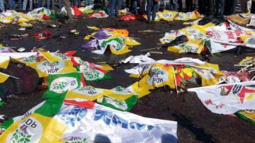 Тела погибших в Турции накрывают флагами