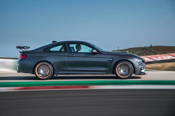 Компания BMW представила гоночную версию купе BMW M4 (ФОТО)