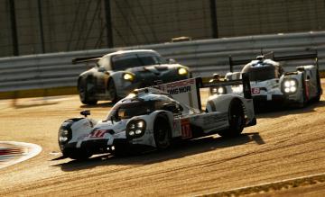 Экипажи Porsche оформили на этапе в Японии «золотой дубль»