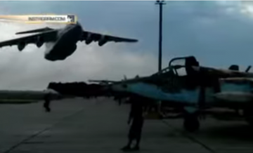 Экстремальный полет украинского Ил-76  над стоянкой Су-25 (ВИДЕО)