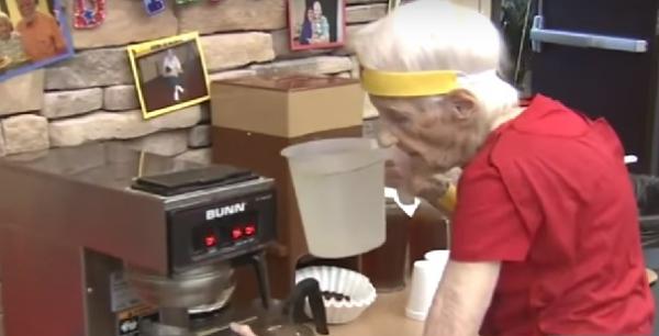 "Супербабушка" - самый старый волонтер на Земле (ФОТО)