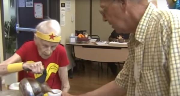 "Супербабушка" - самый старый волонтер на Земле (ФОТО)