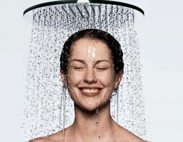 Принимать душ следует без мыла, утверждает эксперт