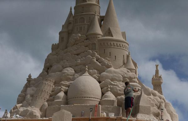 В США строят самый большой в мире замок из песка (ФОТО)