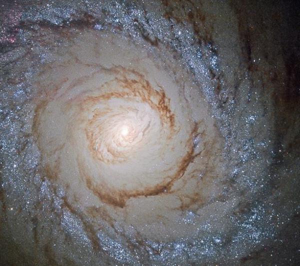 NASA опубликовала уникальный снимок "мерцающей" галактики (ФОТО)