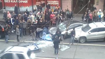 В Санкт-Петербурге машина протаранила автобусную остановку (ВИДЕО)
