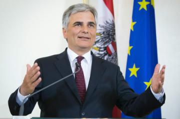 Канцлер Австрии увидел в проблеме беженцев опасность «тихого развала» ЕС