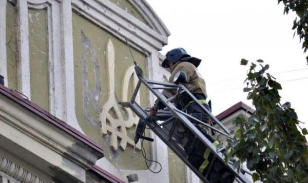 Сепаратисты уничтожили украинскую символику в Донецке (ФОТО)