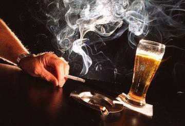 Ученые доказали связь между алкогольной и никотиновой зависимостью