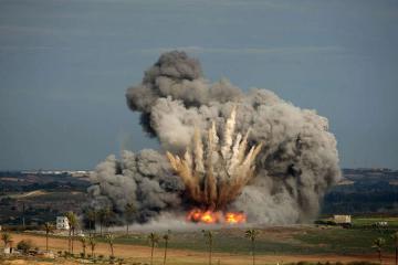 Воздушная атака превратила склад боеприпасов ИГИЛ в огромную воронку (ВИДЕО)