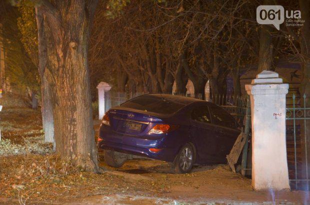 В Запорожье мужчина разбил свое авто, чтобы спасти пешехода (ФОТО)