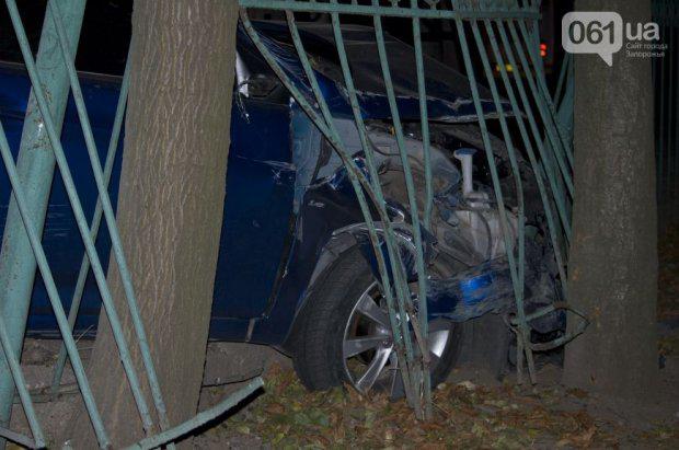 В Запорожье мужчина разбил свое авто, чтобы спасти пешехода (ФОТО)