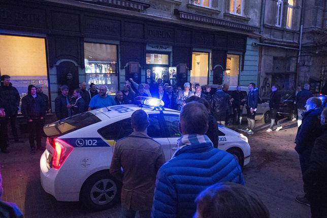 Во Львове неизвестные атаковали шведских болельщиков (ВИДЕО)
