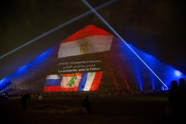 Египетские пирамиды покрасили в цвета флагов Ливана, Франции и России (ФОТО)