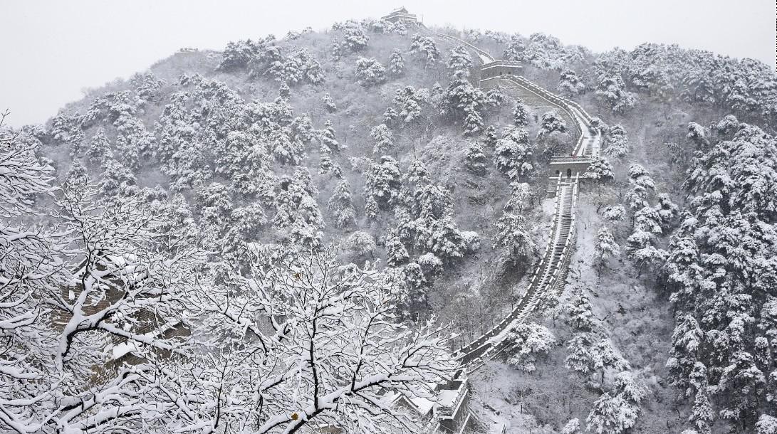 Великая Китайская стена покрылась белоснежным покровом (ФОТО)