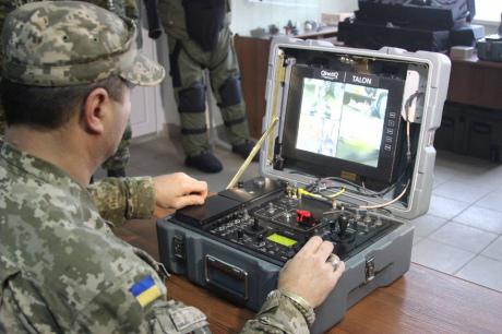 Украина получила от Канады новейшее оборудование для разминирования (ФОТО)