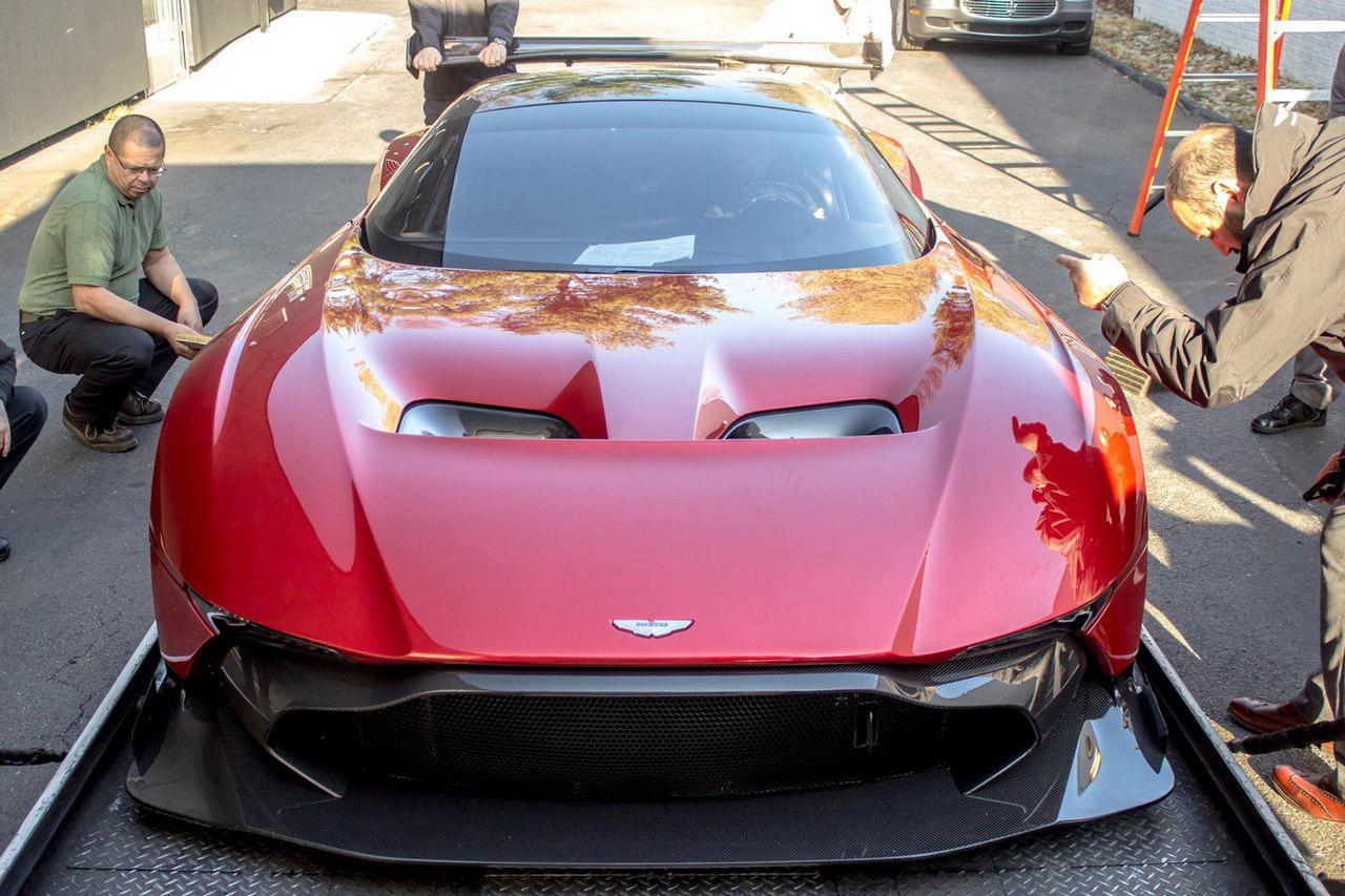 В Сети появились новые снимки роскошного спортивного суперкара Aston Martin 