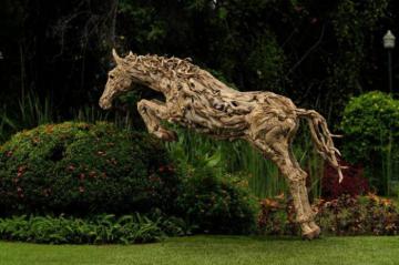 Британский художник создает сказочные скульптуры из древесины (ФОТО)