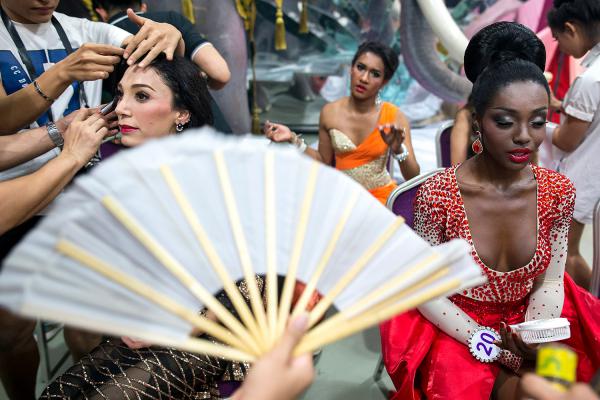 В Таиланде выбрали королеву красоты среди транссексуалов (ФОТО)