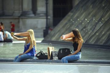 Французский фотограф наглядно показал зависимость от смартфонов (ФОТО)