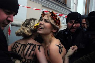 Двух активисток движения Femen задержали под ВР