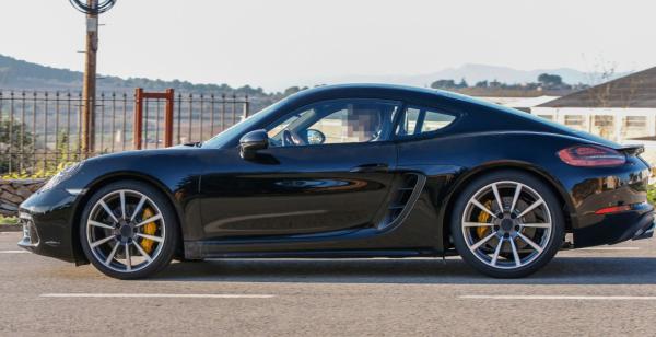 Обновленный Porsche Cayman сбросил камуфляж (ФОТО)