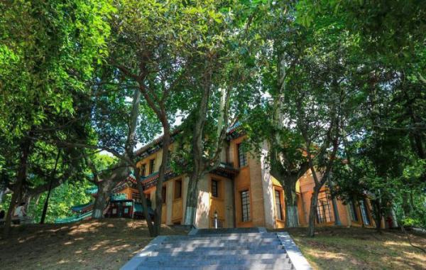 Удивительный Китай: дворец-ожерелье в пригороде Нанкина (ФОТО)