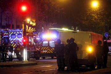 Число жертв терактов в Париже продолжает расти (ВИДЕО)