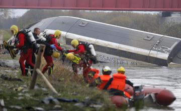 Эксперты не смогли установить причины крушения поезда во Франции