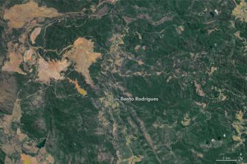 Масштаб бедствия. Прорыв плотины в Бразилии видно из космоса (ВИДЕО)