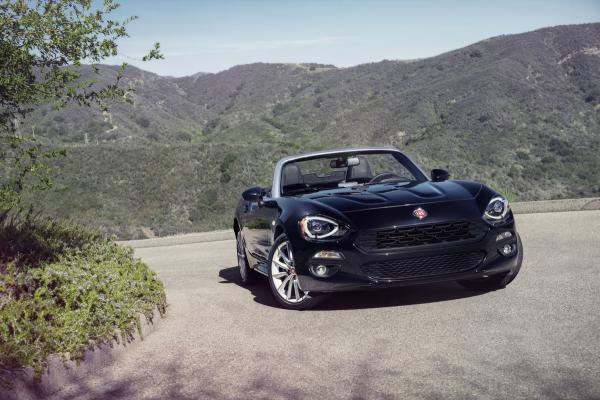 Итальянский автопроизводитель Fiat показал публике новый спорткар (ФОТО)