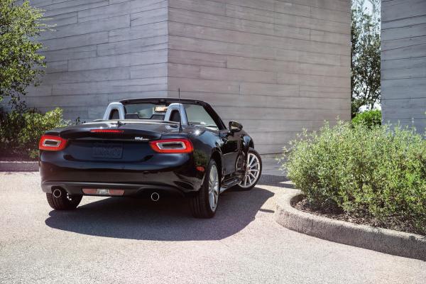 Итальянский автопроизводитель Fiat показал публике новый спорткар (ФОТО)