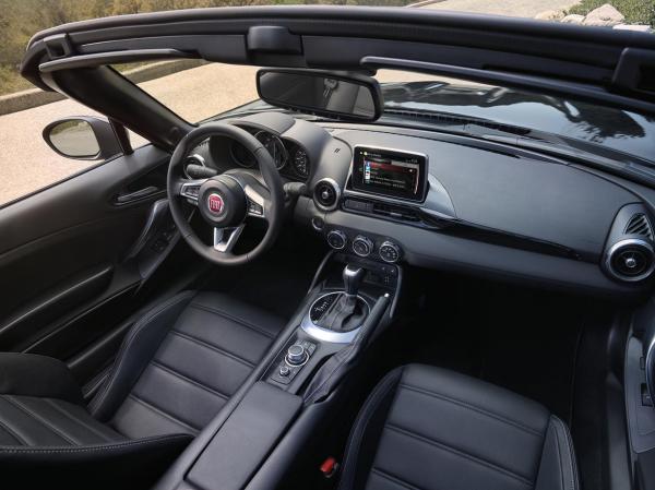 Итальянский автопроизводитель Fiat показал публике новый спорткар (ФОТО)