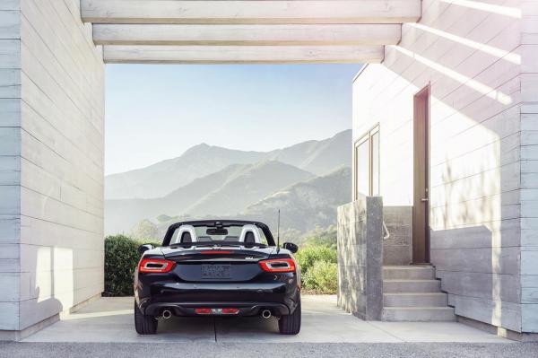 Итальянский автопроизводитель Fiat показал публике новый спорткар (ФОТО)