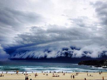 Природный феномен: странное облако-цунами над Сиднеем (ФОТО)