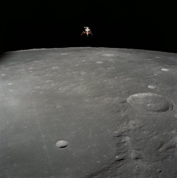 НАСА опубликовала исторический снимок процесса прилунения модуля Apollo (ФОТО)